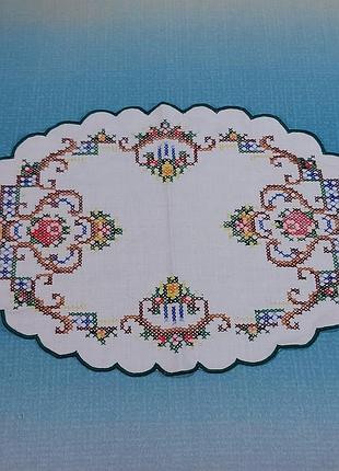 Салфетка с вышивкой