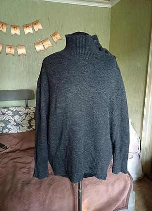 Теплый графитовый свитер zara с пуговицами на плече (размер l) xl