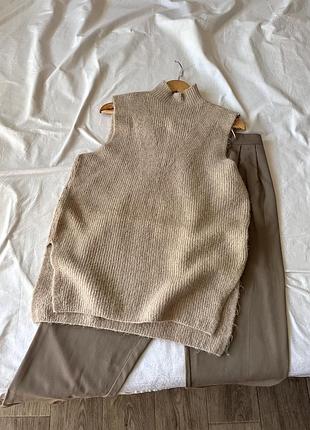 Пудровий жилет із розрізами