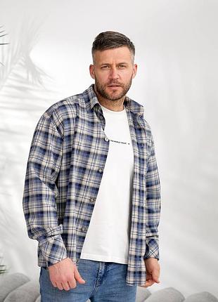 Чоловіча сорочка у клітинку з застібкою на гудзиках з накладною кишенею з манжетами на рукавах