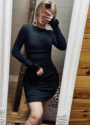 Чорна сукня з акцентами на рукавах