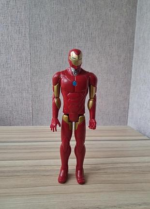 Игровая фигурка железного человека (iron man) из серии marvel avengers titan hero series от hasbro