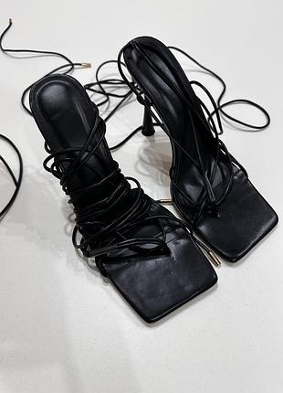 Босоніжки з переплетами plt🖤  розмір 40-41  стан ідеал