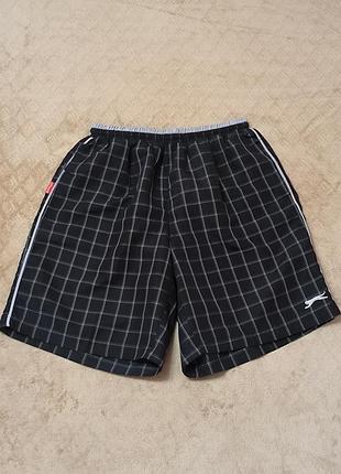 Мужские спортивные шорты slazenger в черно-белую клетку.