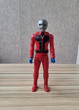 Коллекционная фигурка marvel человек-мураха из серии титаны от hasbro