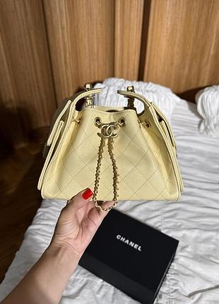 Жіноча сумка преміум 25 micro handbag in grained calfskin in yellow/gold