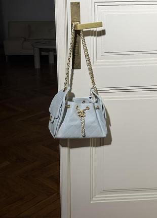 Женская сумка премиум 25 micro handbag in grained calfskin in light blue/gold