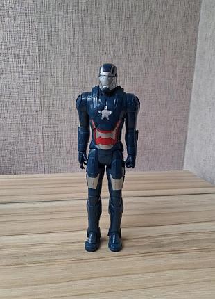Рухлива фігурка залізного патріота (iron patriot) із серії titan hero series від hasbro