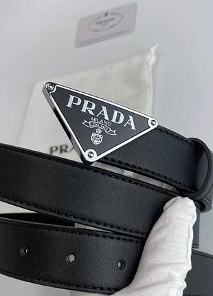 Чорний шкіряний ремінь prada з фірмовою пряжкою