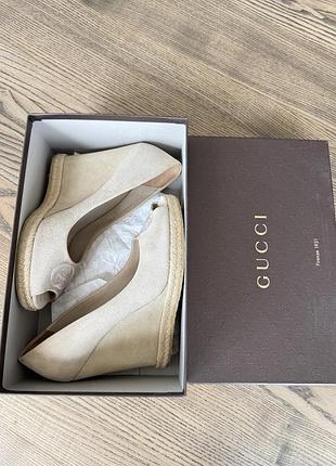 Gucci оригінал італія бежеві замшеві туфлі на танкетці платформа