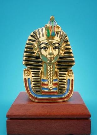 Сувенирная статуэтка-погрудь тутанхамона ("king tut") на деревянной подставке.