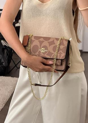 Жіноча фірмова сумочка coach шкіряна сумка крос боді 22х17х8 см сумка з ремінцем ланцюжком через плече для жінки від коуч шоколадний