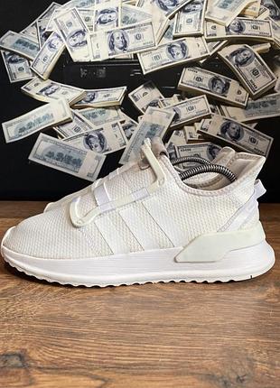 Кросівки adidas, чоловічі, мають білий колір, розмір 41, розмір усьілки 25,5 / 26 сантиметрів.