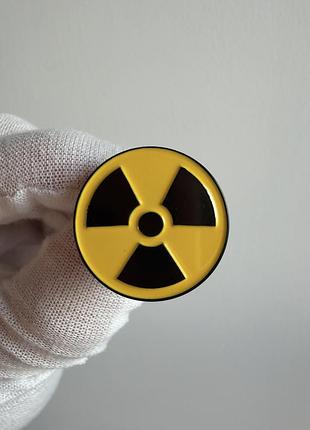 Пін значок металевий брошка «радіація» — знак радіаційної небезпеки ☢️