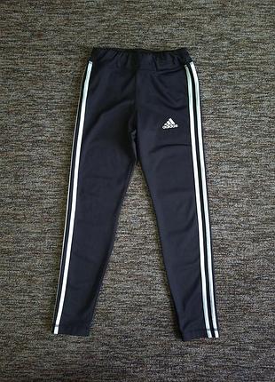Спортивні лосіни для дівчинки adidas вказано 11-12 років.