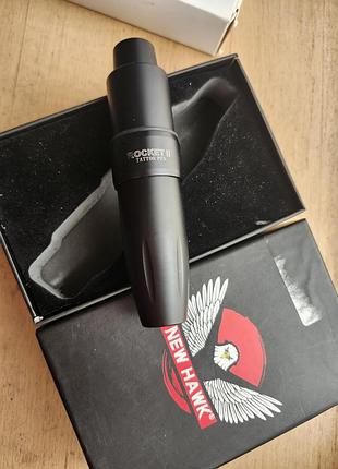 Показано черную роторную тату-машинку ручку rocket ii tattoo pen (dragonhawk)