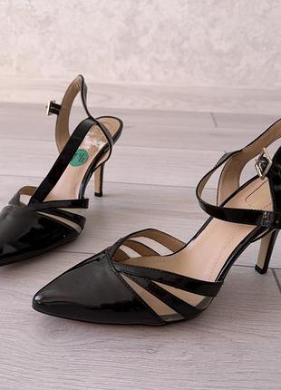 Модель: payton sheer cut out patent leather heels.