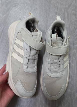 Фирменные кроссовки adidas
