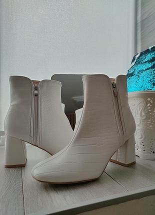 Білі ботільони під рептилію від boohoo