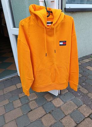 Яскраво-оранжеве худі від бренду tommy jeans