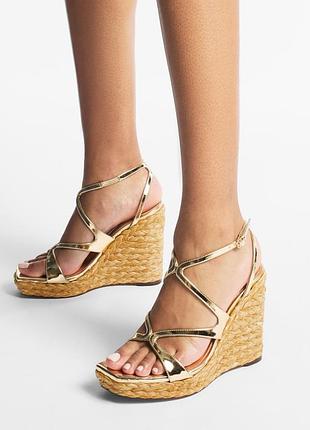 Jimmy choo ayla 110 золоті металеві шкіряні туфлі на танкетці.