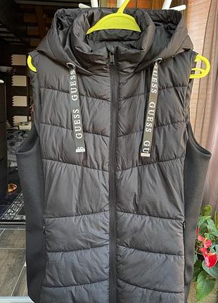 Оригінальна утеплена жилетка guess briony hooded puffer vest,чорна (розмір m)в прекрасному стані.