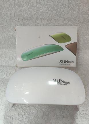 Портативну гібридну uv/led-лампу для манікюру sunmini потужністю 6 вт у білому корпусі разом із фірмовою коробкою.