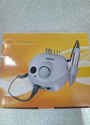 Профессиональный фрезер для маникюра и педикюра серии nail drill dm-202а или аналогичной модели мощностью 65 Вт с максимальными оборотами до 45 000 об/мин).