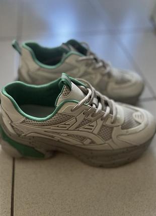 Кросівки жіночі
