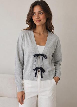 Кардіган жіночий сірого кольору,бренду j. crew,з контрасними зав"язками синього кольору. розмір xxs.