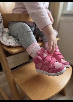 Ці дитячі рожеві хайтопи adidas neo доповнені чарівною декоративною мордочкою ведмедика на липучках.