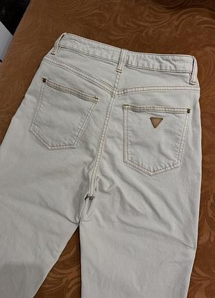 Бежеві джинси мом guess mom fit молочні білі