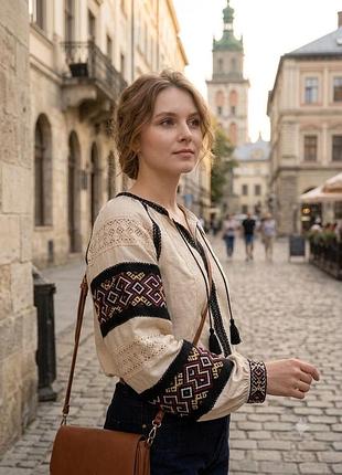 Жіноча бежева сорочка вишиванка з неймовірною вишивкою і мережкою, обʼємними рукавами на завʼязках