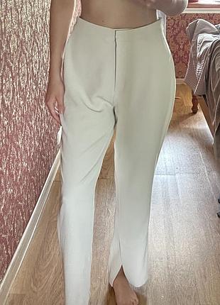 Штани жіночі h&m ( 42 size ) у молочному кольорі. дуже легкий матеріал. одягала один раз на зйомку.