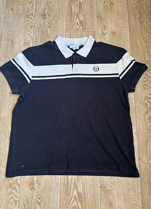 Поло sergio tacchini young line pro темно-синього кольору з білими смугами та логотипом на грудях.