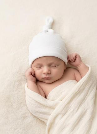 Базова біла трикотажна шапка з вузликом 0-3 міс.