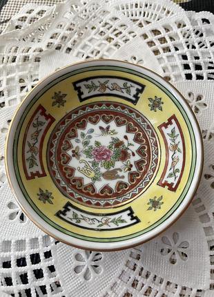 Вінтажна китайська фарфорова соусниця (або декоративна мініатюрна тарілочка) у традиційному стилі famille rose (рожеве сімейство) або jingdezhen.