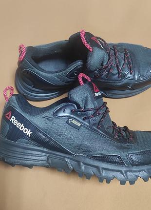 Треккинговые кроссовки reebok с мембраной gore-tex. размер 37