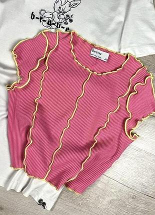 Яскрава футболка bershka