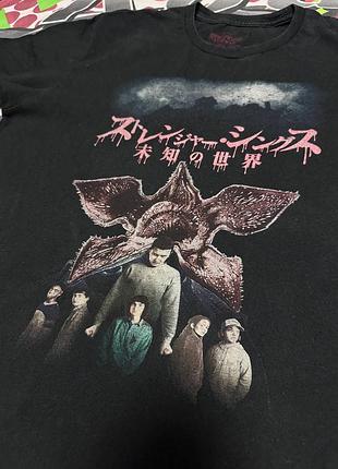 Офіційна мерч-футболка за серіалом «дивні дива» (stranger things).