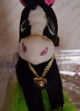 Игрушка конь  с колокольчиком на травке
