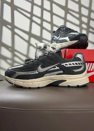 Nike initiator dark grey beige