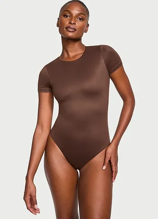 Боди от victoria's secret с короткими рукавами и технологией feathersoftTM innovation размер s шоколадно-коричневый цвет
