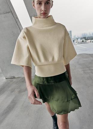 Светр з коротким рукавом та широкими плечита від zara
