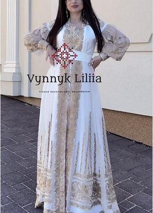 Довга жіноча сукня-вишиванка vynnyk liliia з накидкою, корсетом та вінком, біла із золотою вишивкою