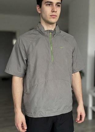 Сіра спортивна вітровка-анорак nike з коротким рукавом
