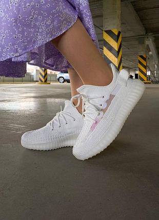 Жіночі легенькі кросівки yeezy boost 350 v2 triple/white. розпродаж