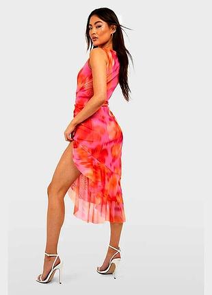 Платье женское мидакси boohoo xl эффектное сетчатое с воланами без рукавов розовый мультиколор цветочный принт