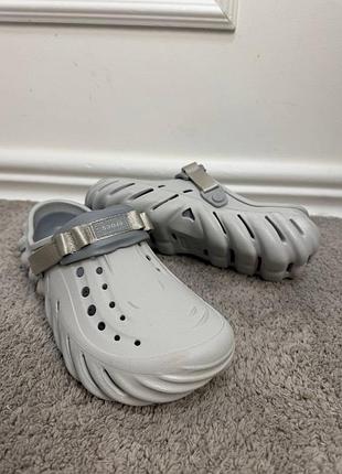 Чоловічі крокси в сірому кольорі crocs echo clog atmosphere m12