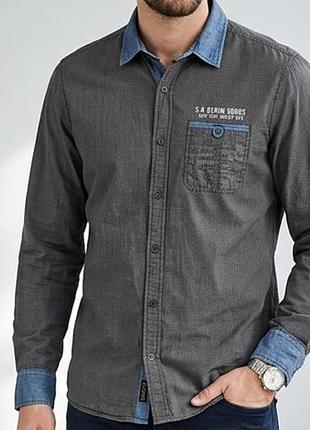Мужская рубашка s.oliver casual wear co. (slim fit / s.o. denim goods) с принтом и джинсовой отделочной поверхностью воротника и манжетов.